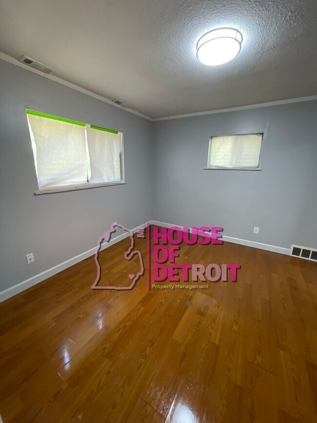 Building Photo - 3 BEDROOM | 2 BATH | FREE PRE SCREEN