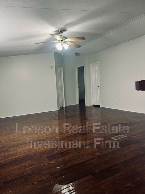 Building Photo - 310 Robbin Ln