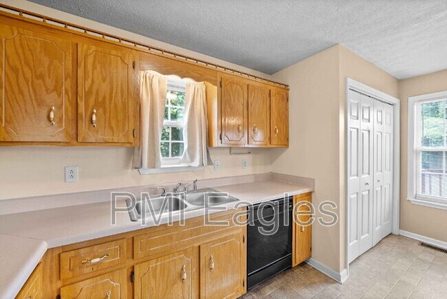 Building Photo - 114 Gleaves Ln