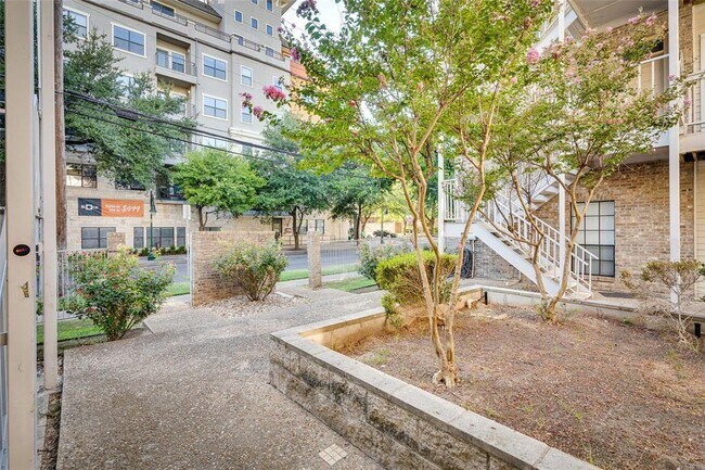 Building Photo - 715 W 22 1/2 St