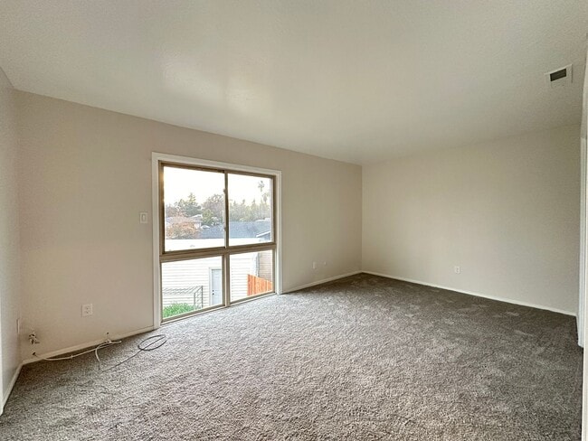 Building Photo - Upgraded Corner Townhouse - 2 bed/1.5 bath