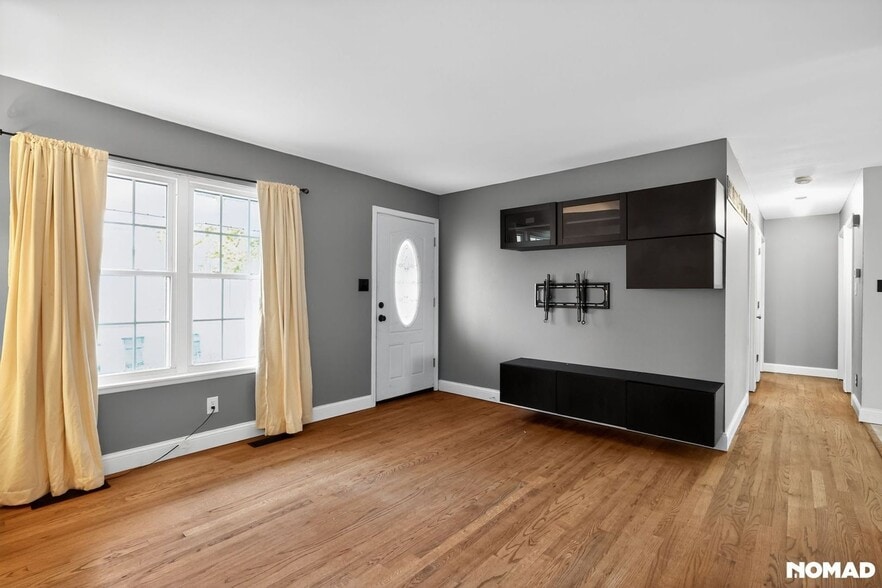 Building Photo - 2354 Jackson Dr