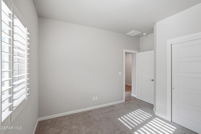 Building Photo - 927 Brass Hl Ave