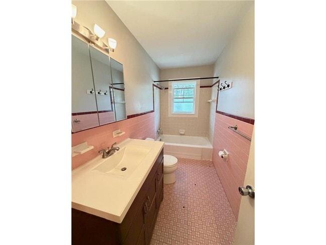 Building Photo - 421 W 74th St