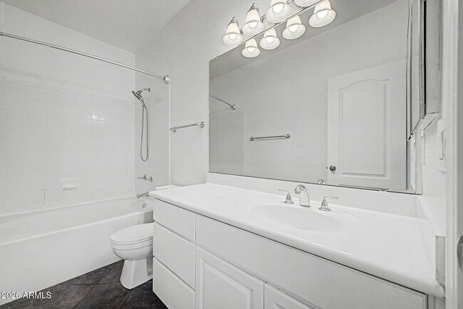 Building Photo - 1411 E Orangewood Ave