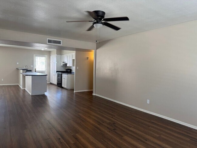 Building Photo - Bright & Beautiful Phoenix Home with Open Concept