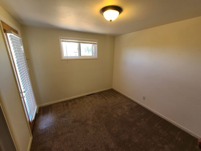 Building Photo - Large 2 Bedroom Home