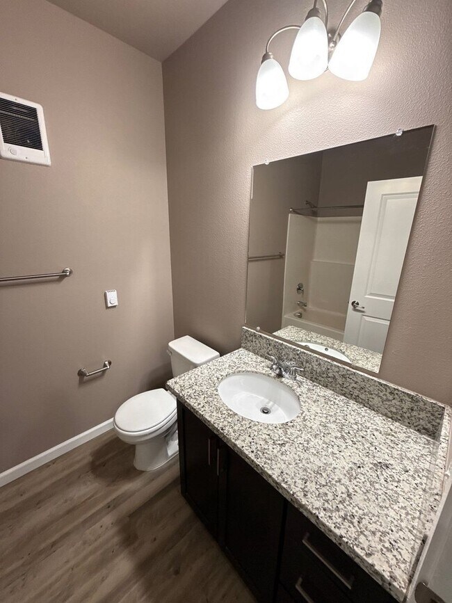 Building Photo - 4261 Hawthorne Ave NE