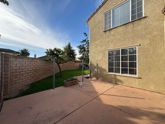 Building Photo - Beautiful Large Two Story Home is Centrall...