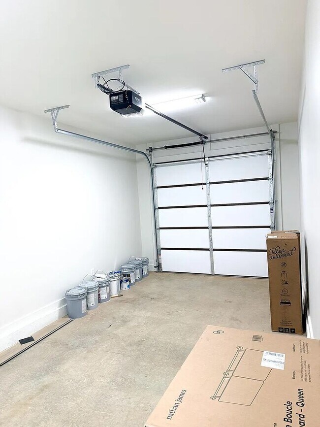 Building Photo - 211 N Poplar St