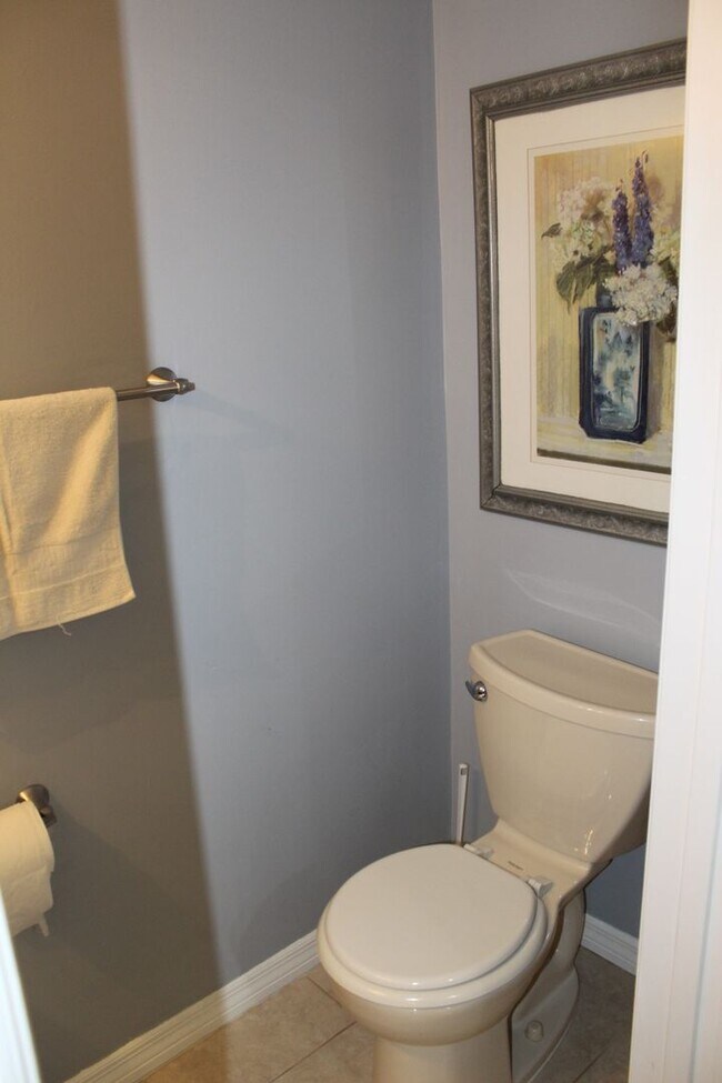 Building Photo - Furnished condo