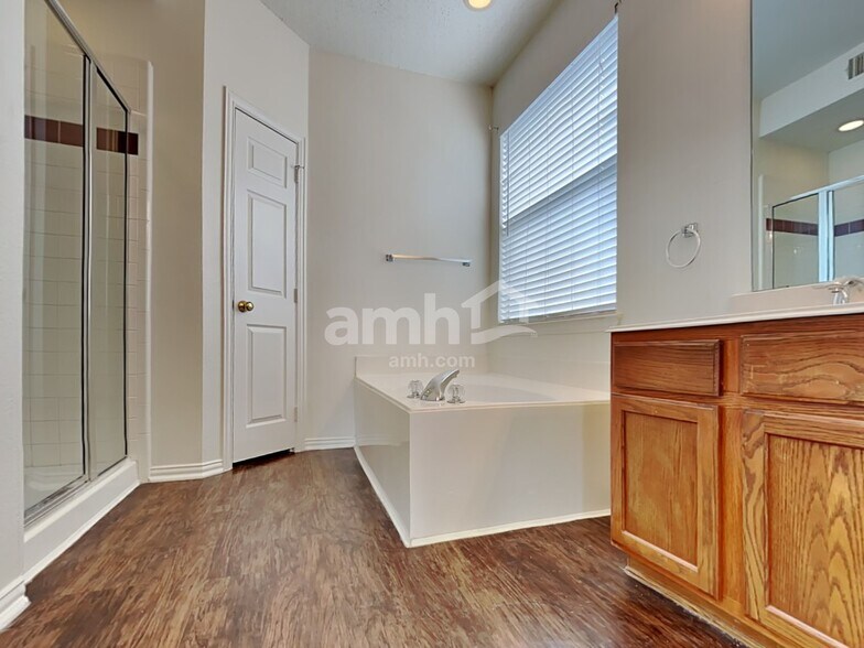 Building Photo - 2510 Valley Creek Dr