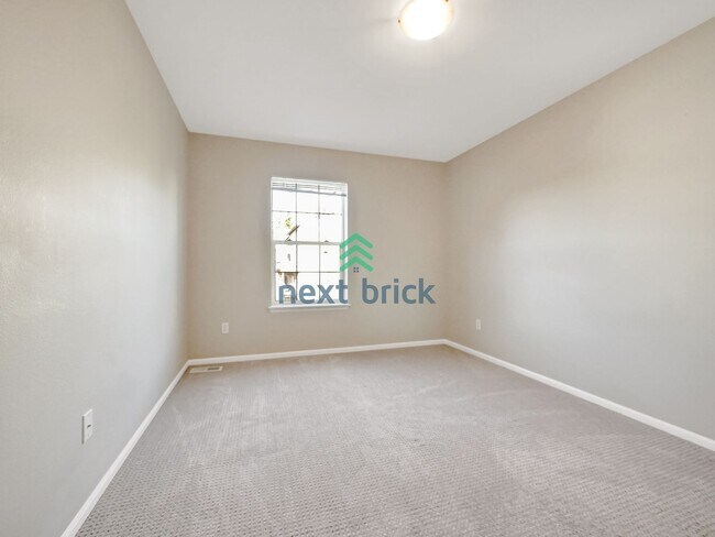 Building Photo - 5 Bed and 3.5 Bath Single-family Home is A...