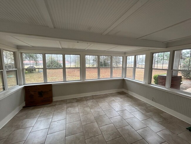 Building Photo - SPRING MOVE-IN SPECIAL: $500 OFF 1ST MONTH...