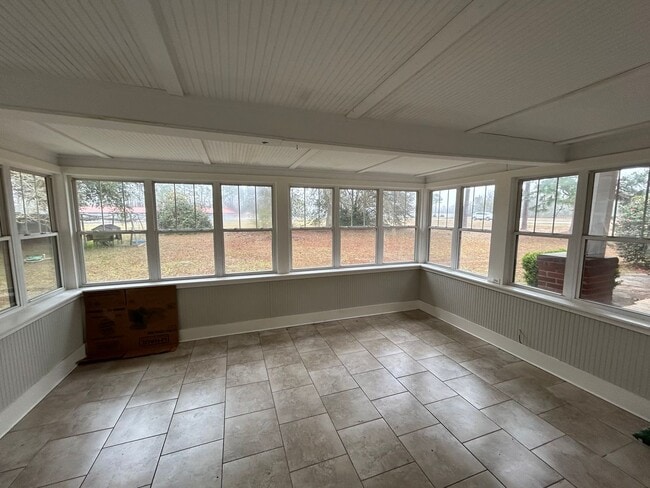 Building Photo - SUMMER MOVE-IN SPECIAL: $500 OFF 1ST MONTH...
