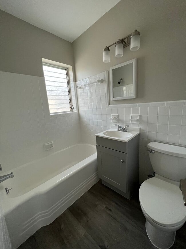 Building Photo - Fully Remodeled 1bed  1bath Apartment w/ Washer & Dryer