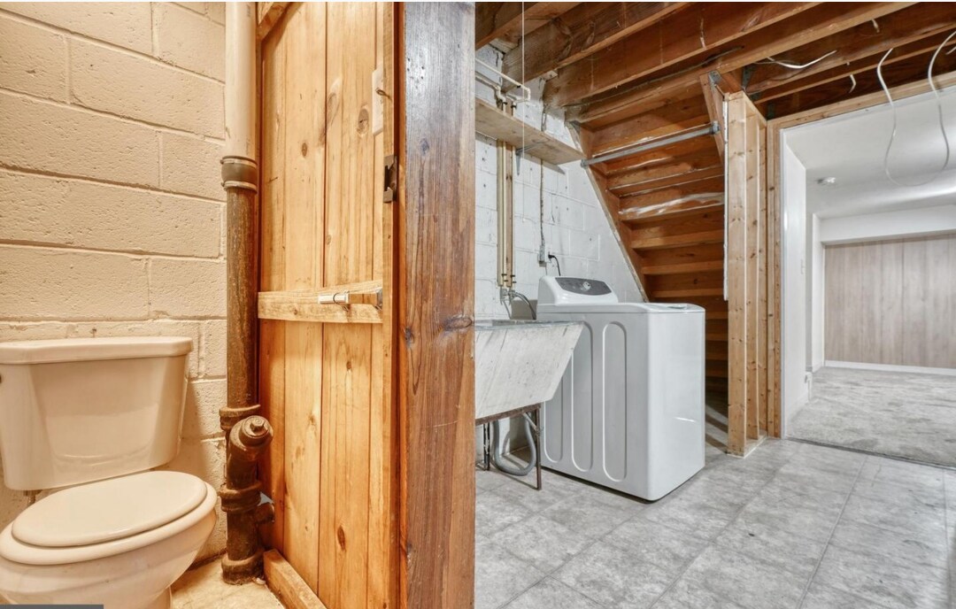 Building Photo - 1035 Arncliffe Rd