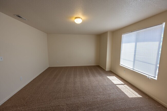 Building Photo - Three bedroom home in Orchards. - Central Air