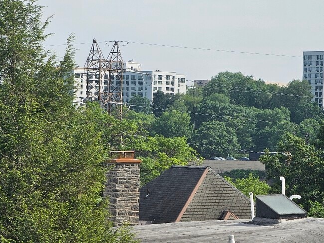 Building Photo - 142 Sumac St