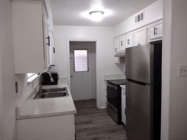 Building Photo - Leon Valley~ 3 bedroom~ Freshly Painted In...