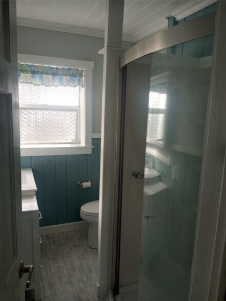 Building Photo - 320 E Oak St