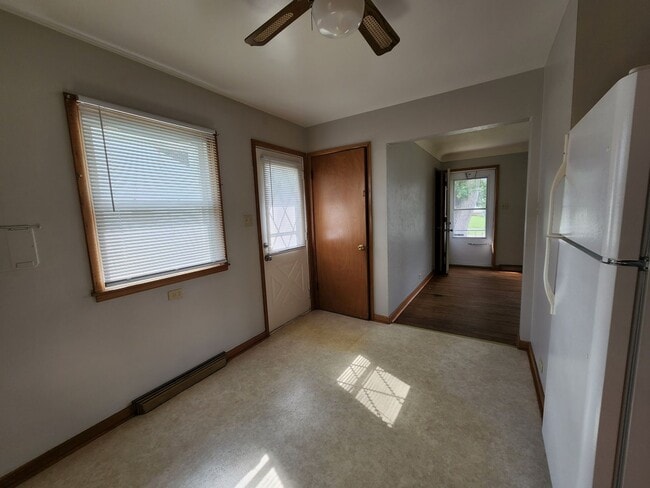 Building Photo - Great NE 3 bedroom 1.5 bath Near Center Po...