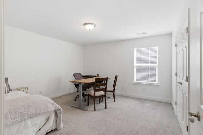 Building Photo - Luxury Executive Living in Sought-After Franklin Community