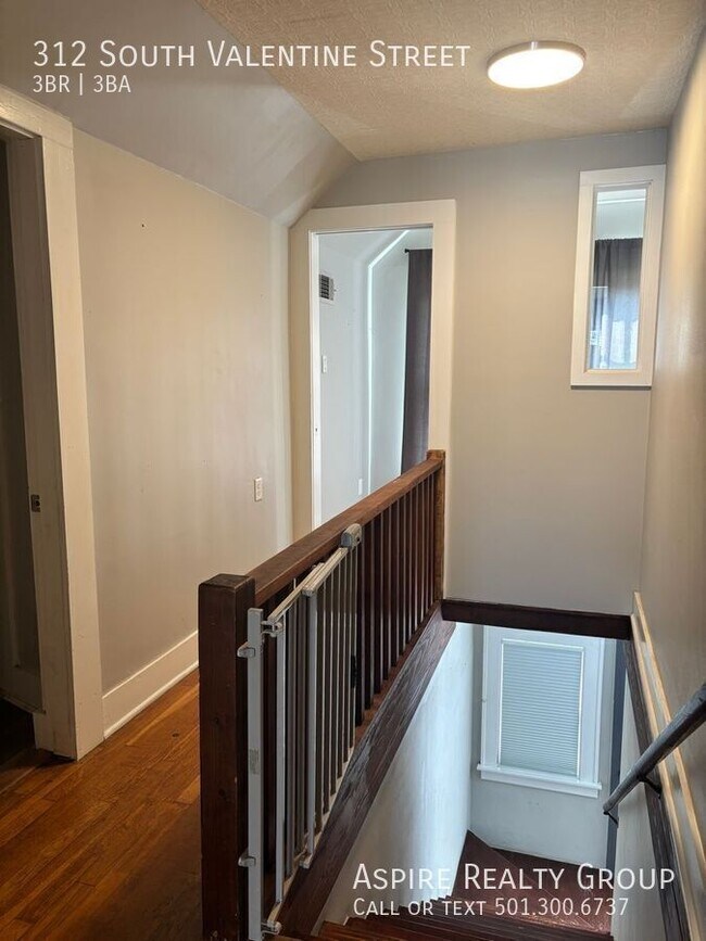 Building Photo - 312 S Valentine St