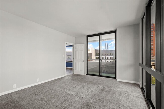 Building Photo - 3481 Lakeside Dr NE