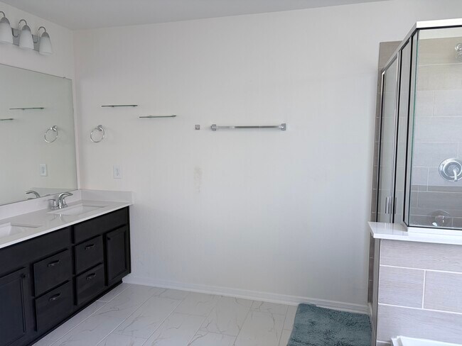 Building Photo - 4841 Sun Fls Dr