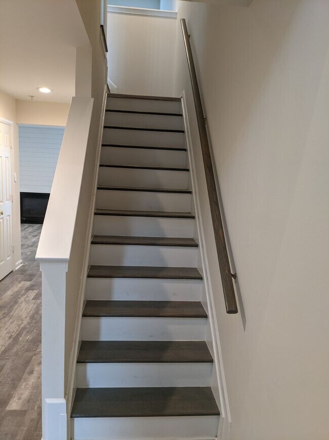 Building Photo - Completely Renovated Townhouse in convenie...
