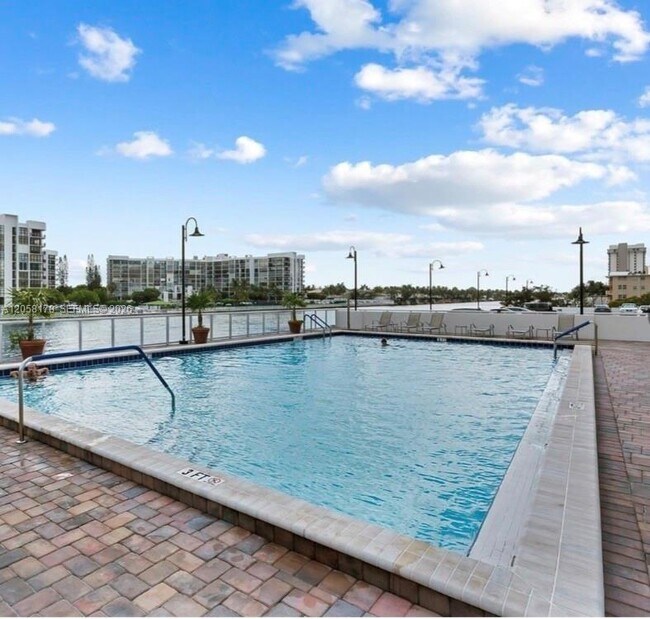 Building Photo - 3000 S Ocean Dr