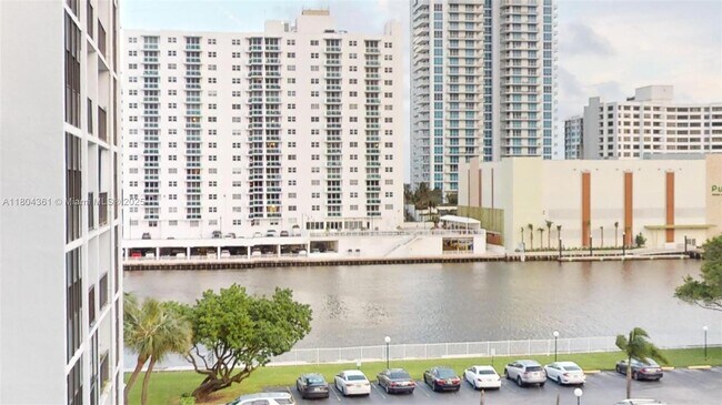 Building Photo - 800 Parkview Dr
