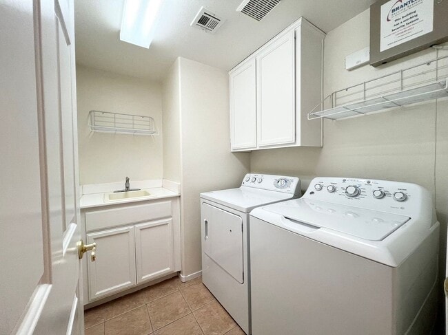 Building Photo - Beautiful two-story home with 5 bedrooms