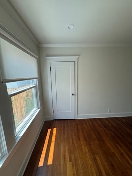 Building Photo - 729 N Harper Ave