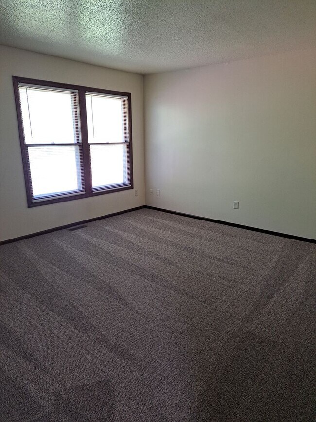 Building Photo - 2 BR Townhouse near Purdue Fort Wayne