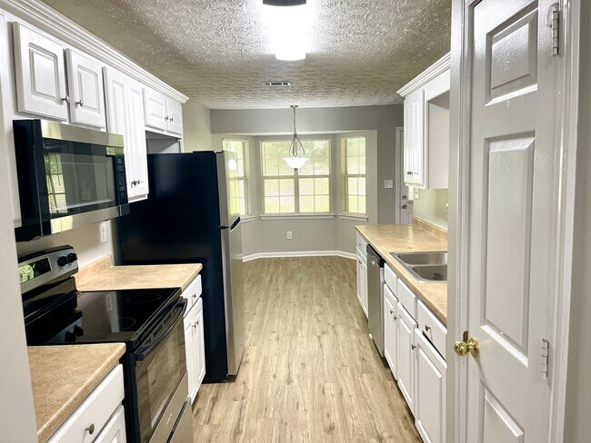 Building Photo - Welcome to this charming 3-bedroom, 2-bath...