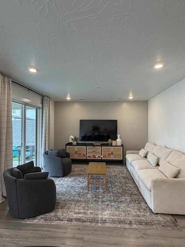 Building Photo - 1583 E Star Spgs Dr