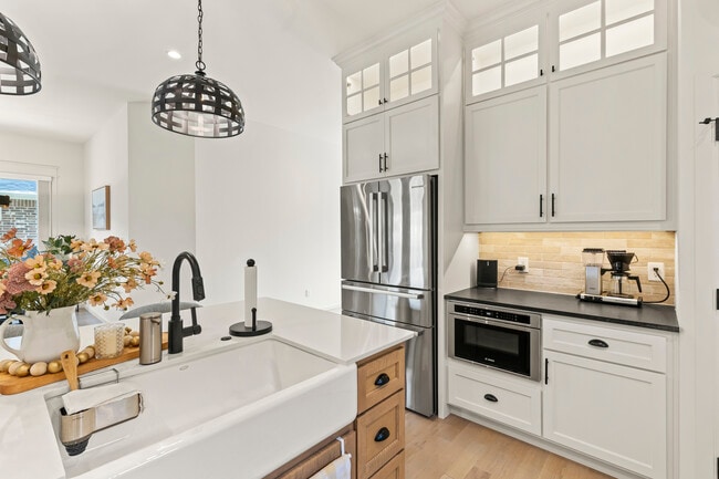 Building Photo - 1901 Plaza District Dr