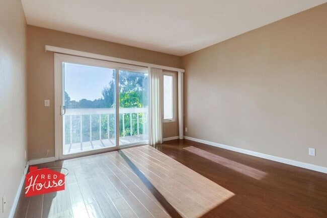 Building Photo - 825 Mola Vista Way