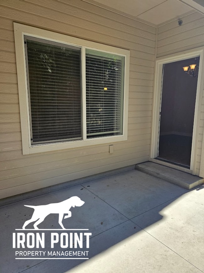 Building Photo - 3/2.5 in Boise-2 Car Garage, Fireplace, Vaulted Ceilings, Landscaping Included.
