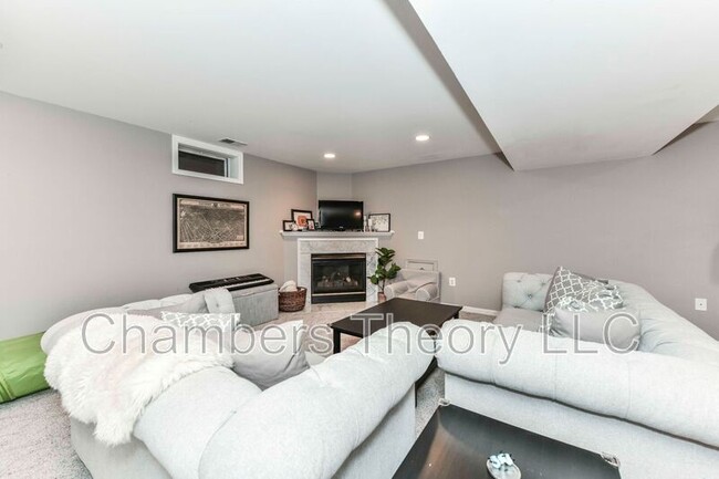 Building Photo - 6866 Melrose Dr
