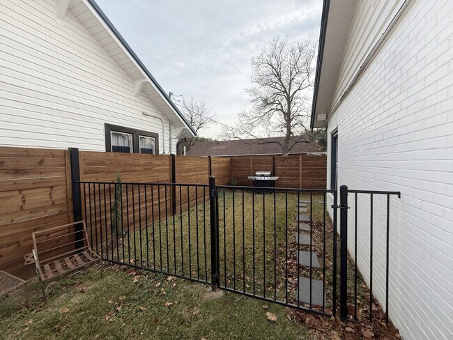 Building Photo - 504 W Gandy St