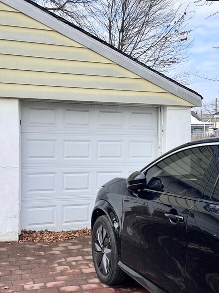 One car detached garage - 567 Boulevard