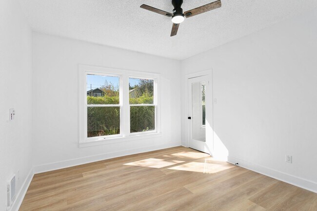 Building Photo - Beautiful 3 bd home close to the hospital