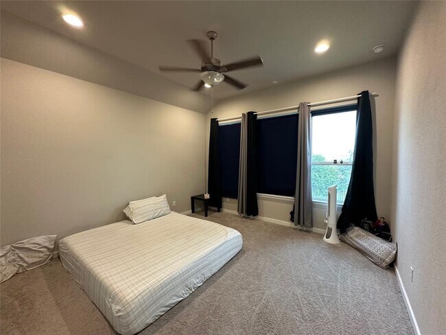Building Photo - 441 Saturnia Dr