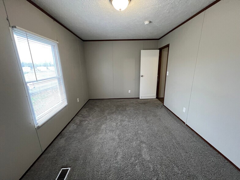 Building Photo - 133 Burch St