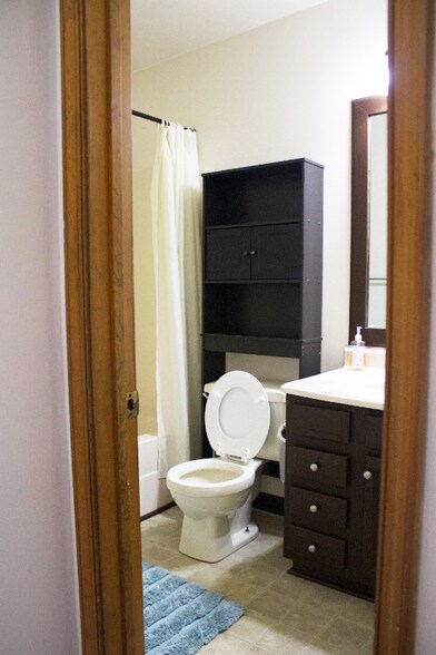 Building Photo - 202 Stonehall Ct