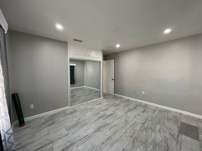 Building Photo - Beautiful 3 Bedroom 1 Bathroom House with Fenced and Landscaped Yard with All Utilities Included