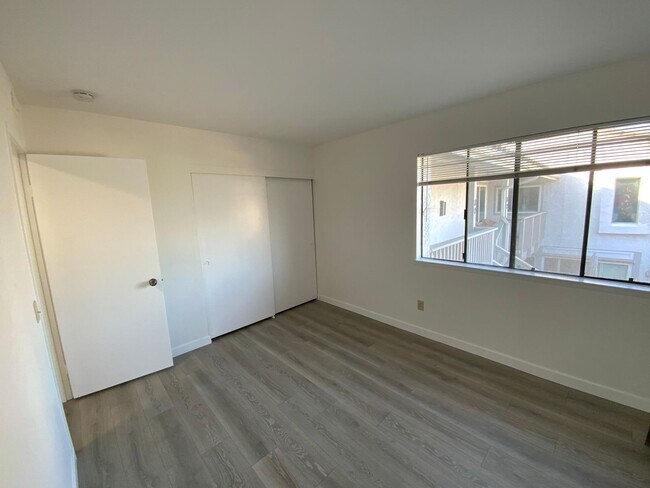 Building Photo - 3 Bedroom Condo on the Bay!